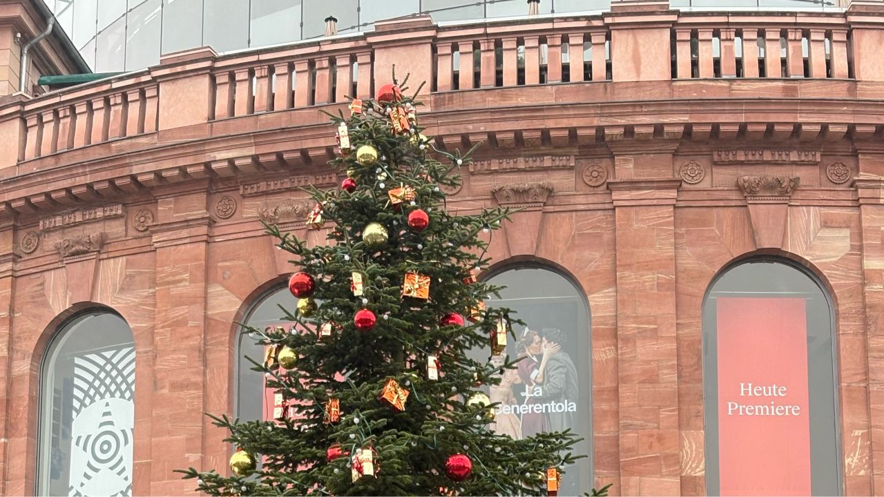 Bild eines Weihnachtsbaum vor Staatstheather Mainz