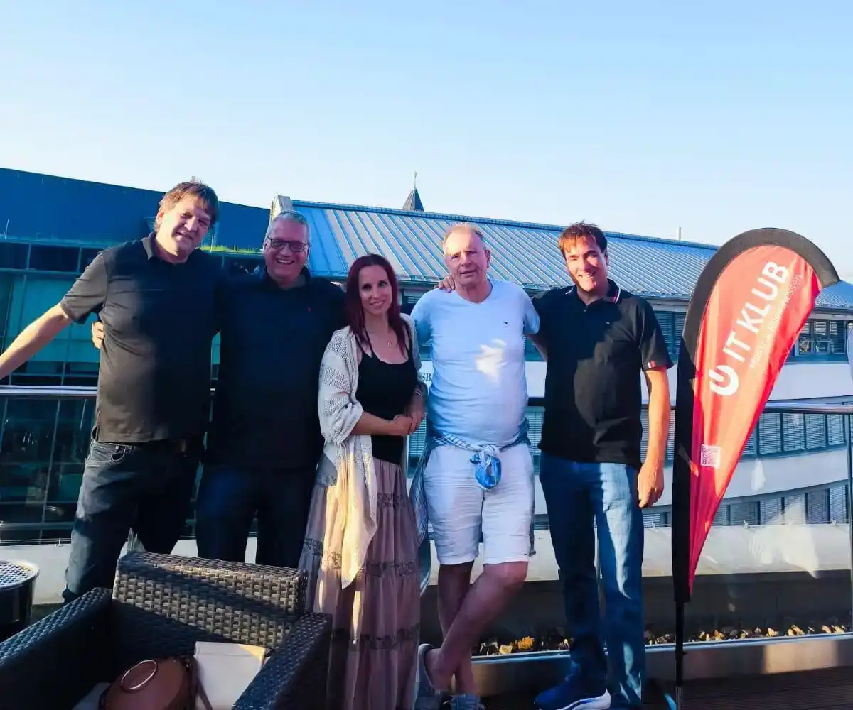 Gruppenbild auf dem Dach bei strahlend blauem Himmel